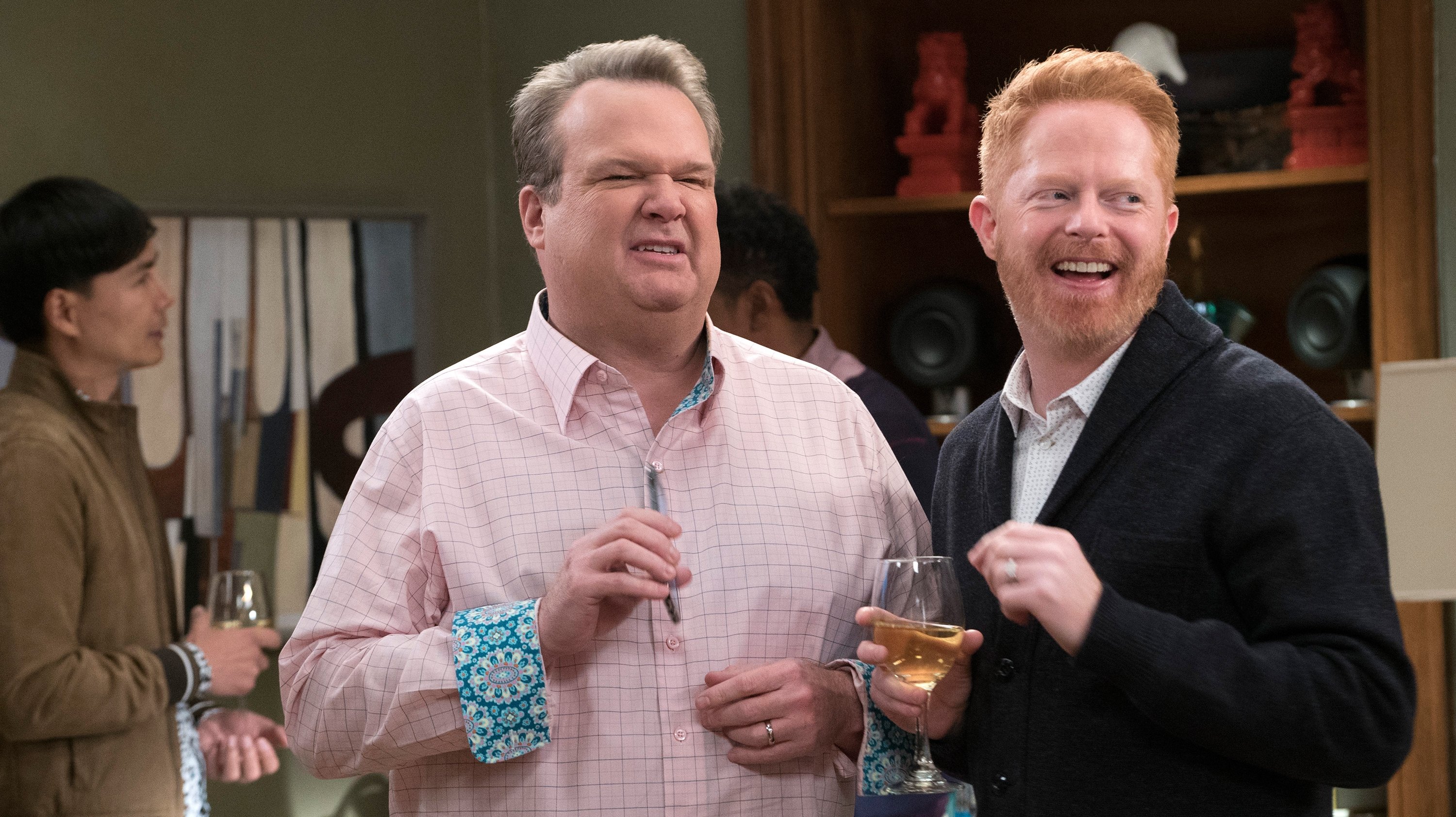 Modern Family 2017  [S09E15] - Spanks for the Memories