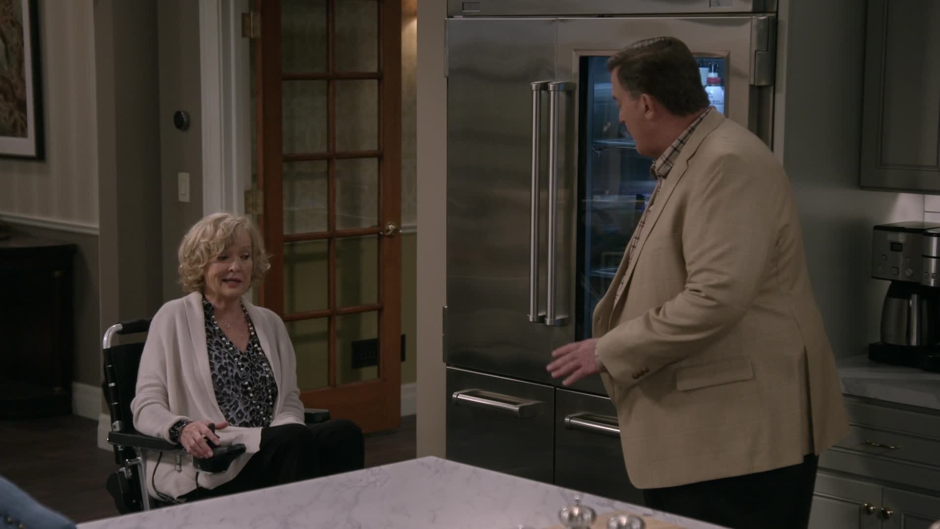 Bob Hearts Abishola 2020  [S02E01] - On a Dead Guy's Bench