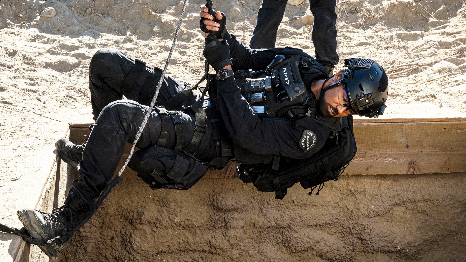 S.W.A.T. 2020  [S04E10] - Buried