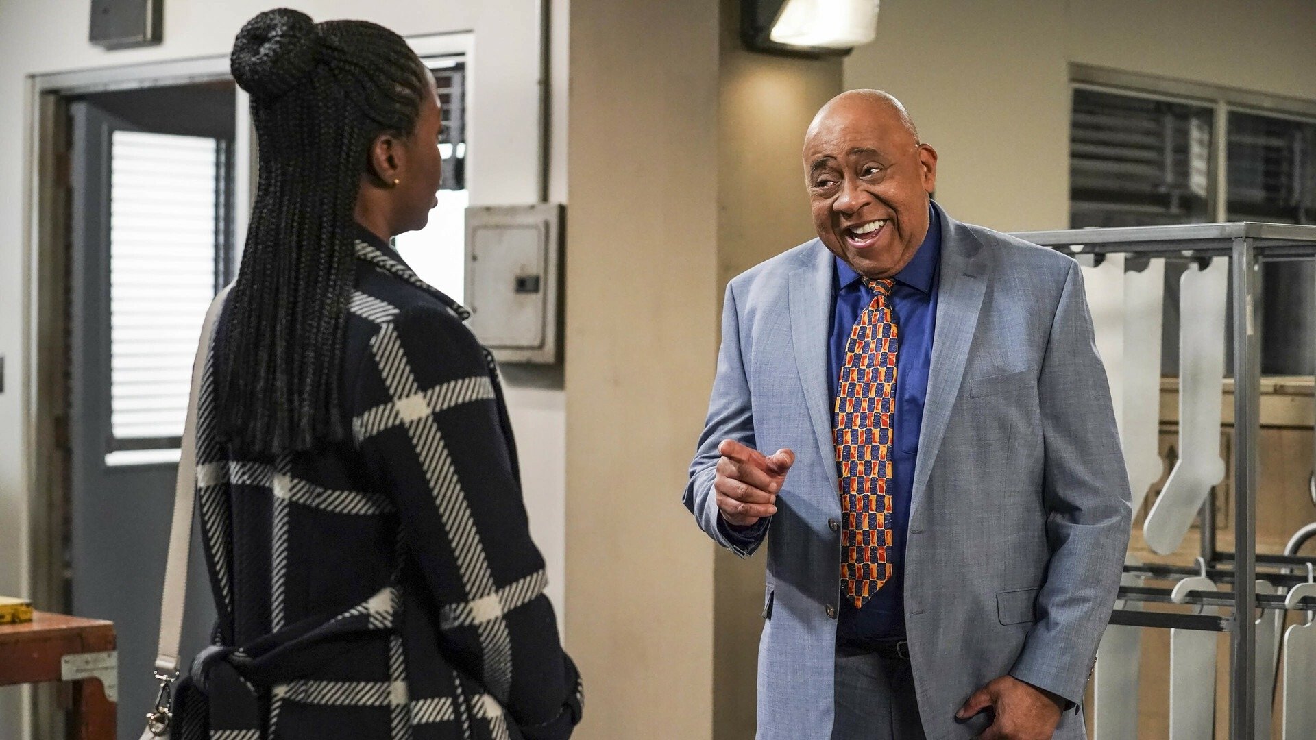 Bob Hearts Abishola 2022  [S04E14] - Put That Toe on Ice