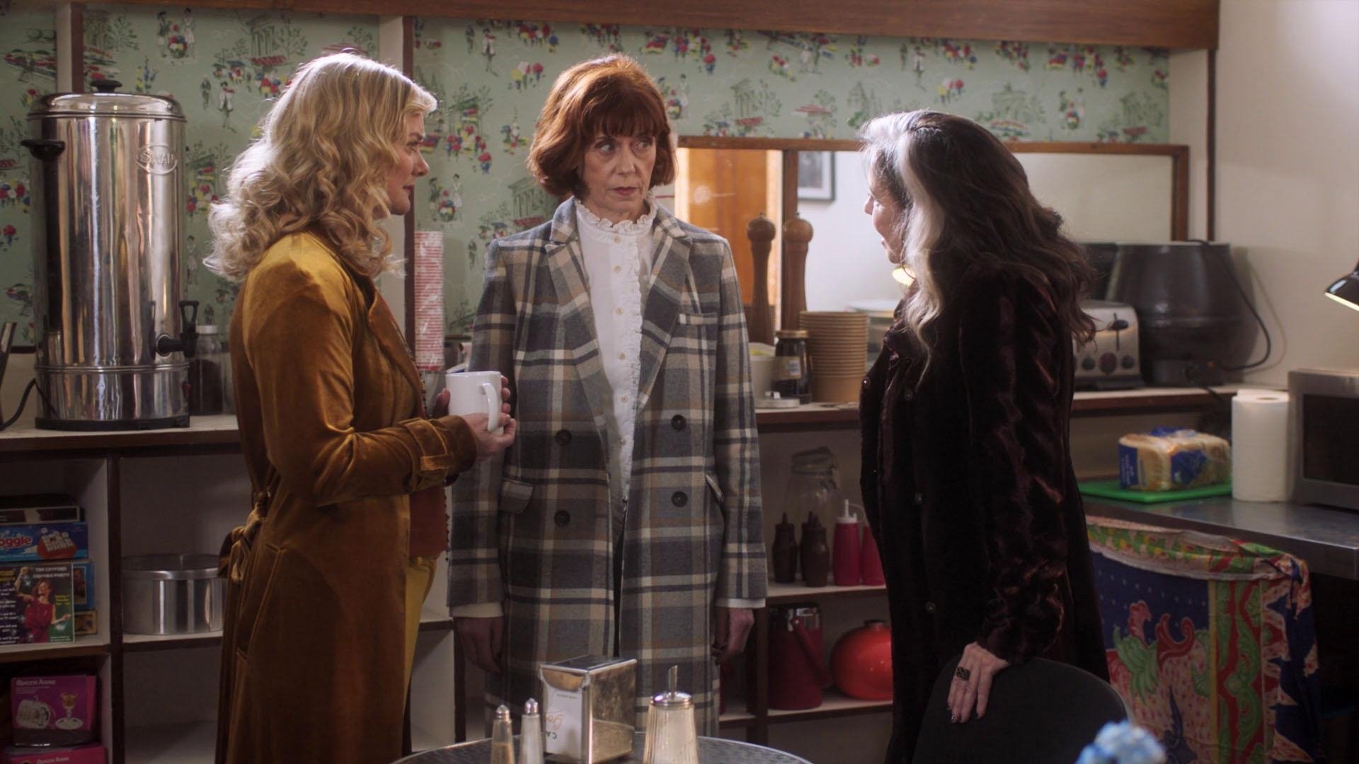 Queens of Mystery 2019  [S01E05] - Smoke and Mirrors, First Chapter