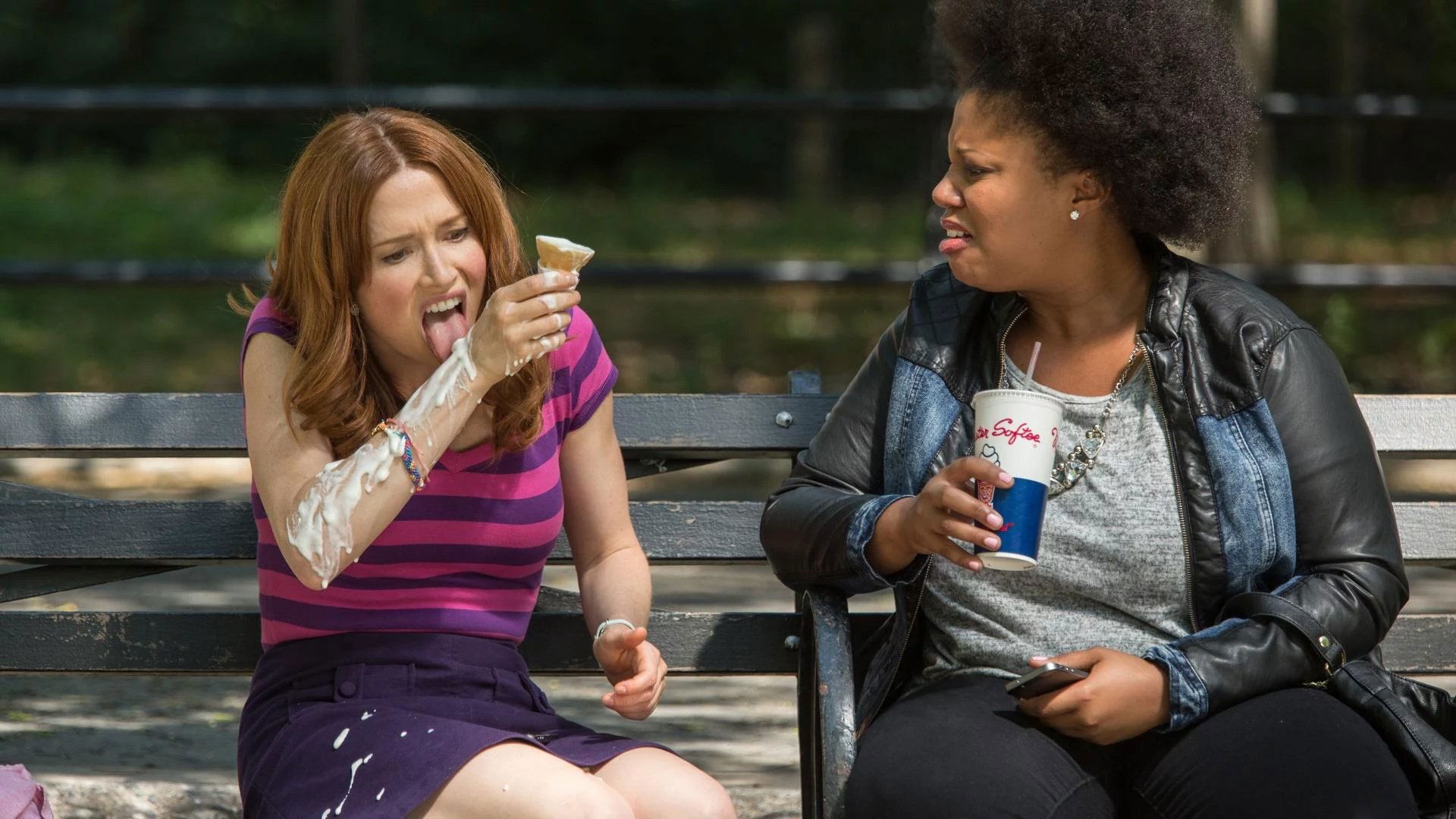 Unbreakable Kimmy Schmidt 2016  [S02E01] - Kimmy Goes Roller Skating!