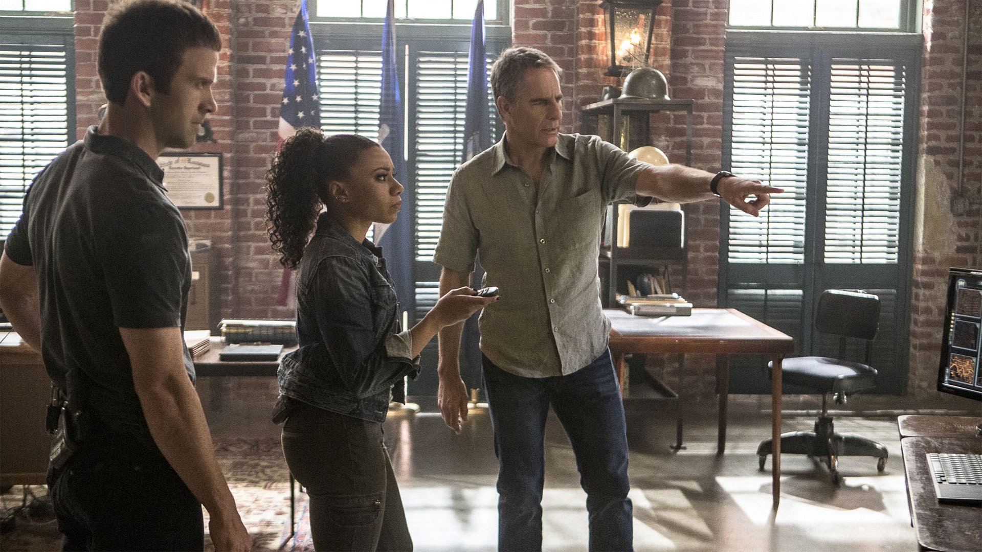 NCIS: New Orleans 2015  [S02E22] - Help Wanted