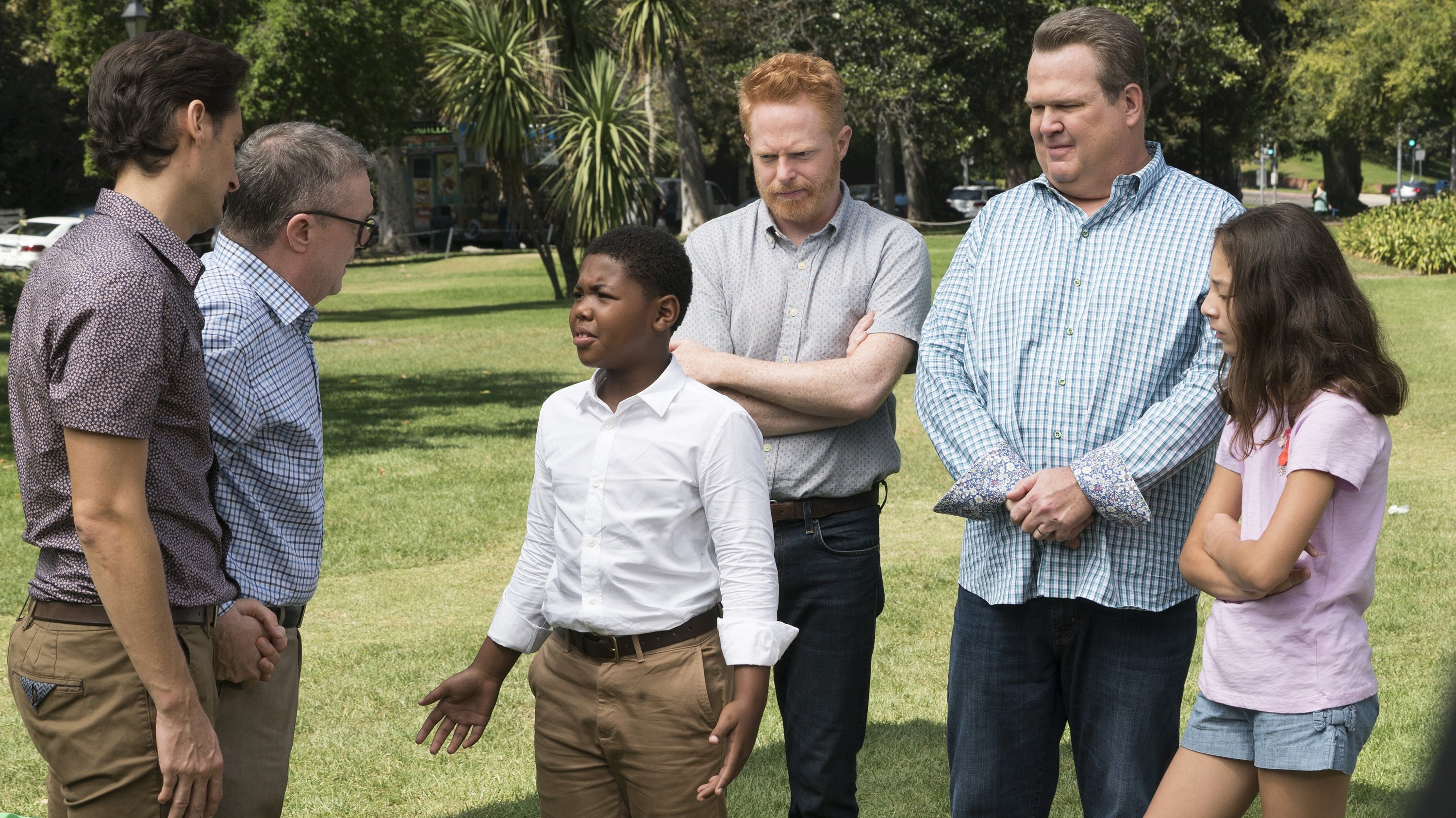Modern Family 2017  [S09E04] - Sex, Lies & Kickball