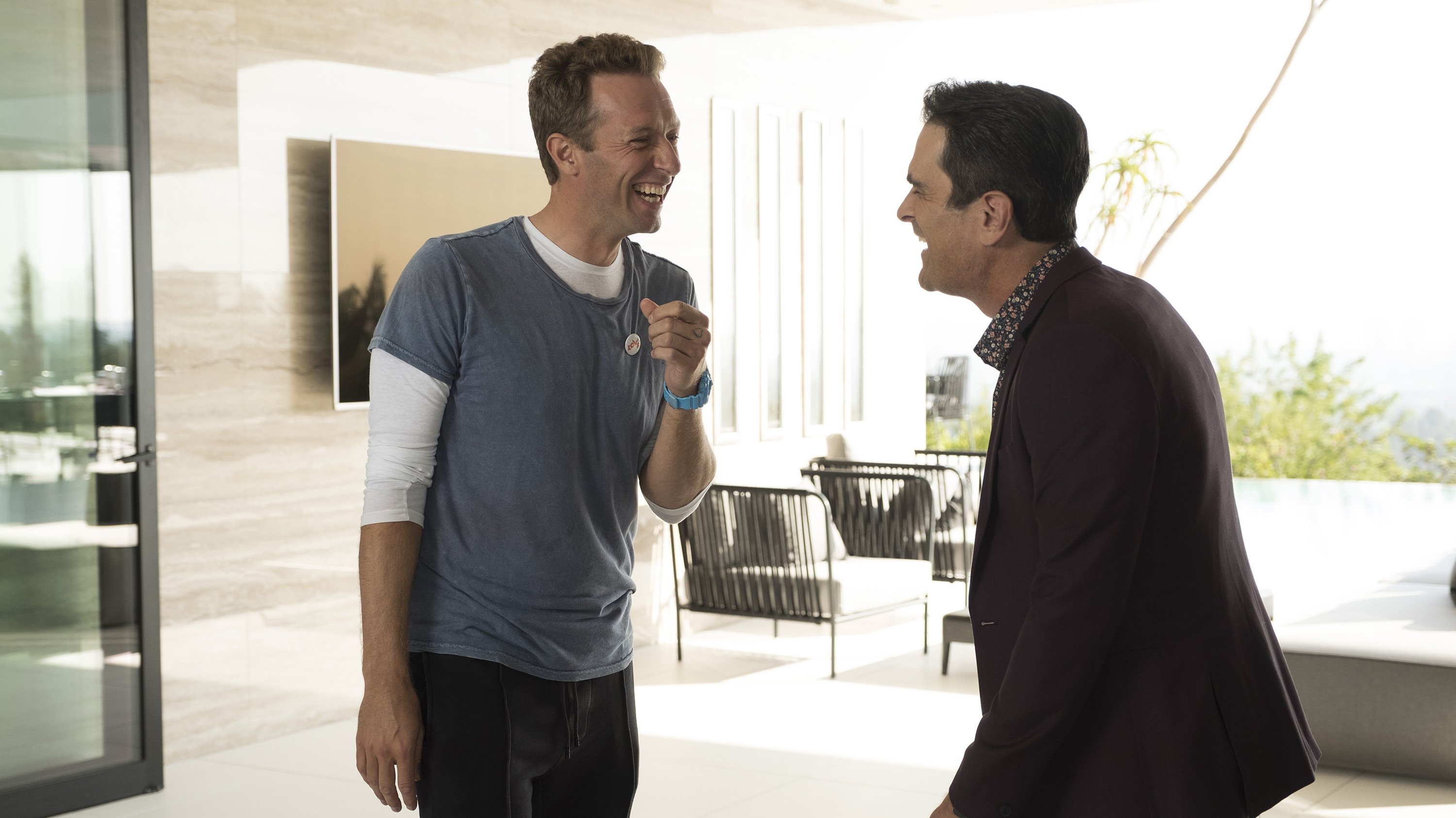 Modern Family 2017  [S09E08] - Brushes with Celebrity