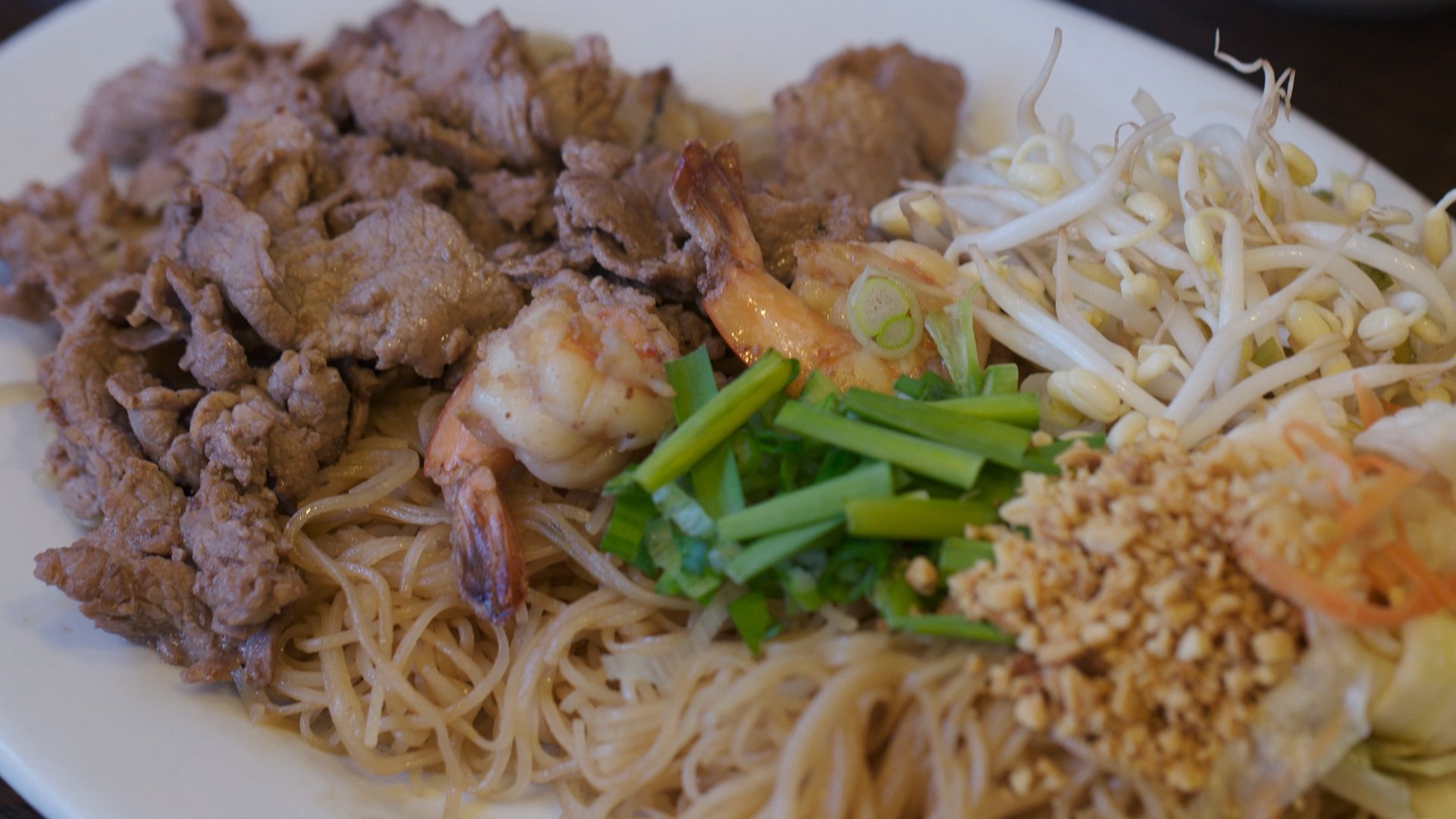 Taste the Nation with Padma Lakshmi 2020  [S01E09] - The Pad Thai Gamble