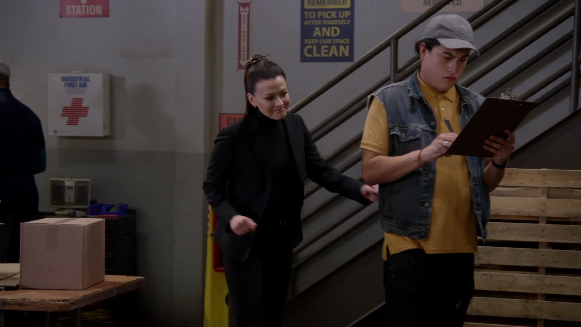 Bob Hearts Abishola 2020  [S02E04] - Camp Bananas