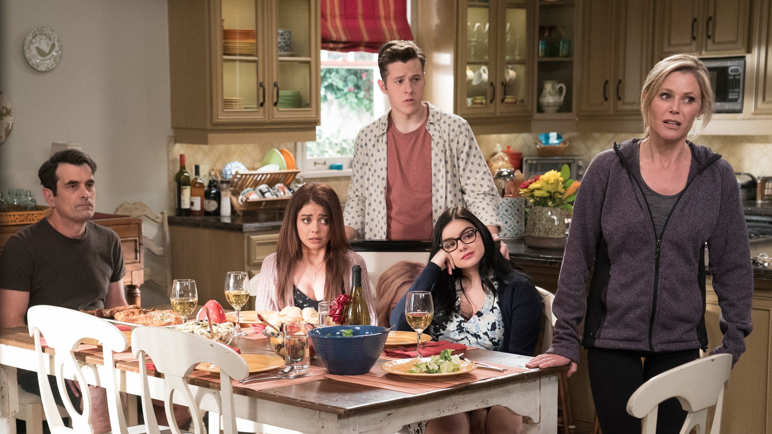 Modern Family 2017  [S09E20] - Mother!