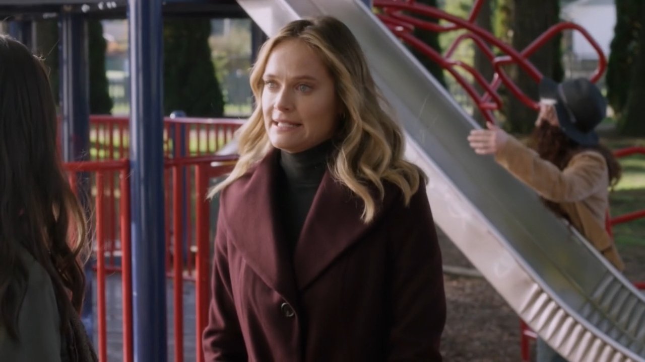 You Me Her 2016  [S01E05] - Niece Jackie