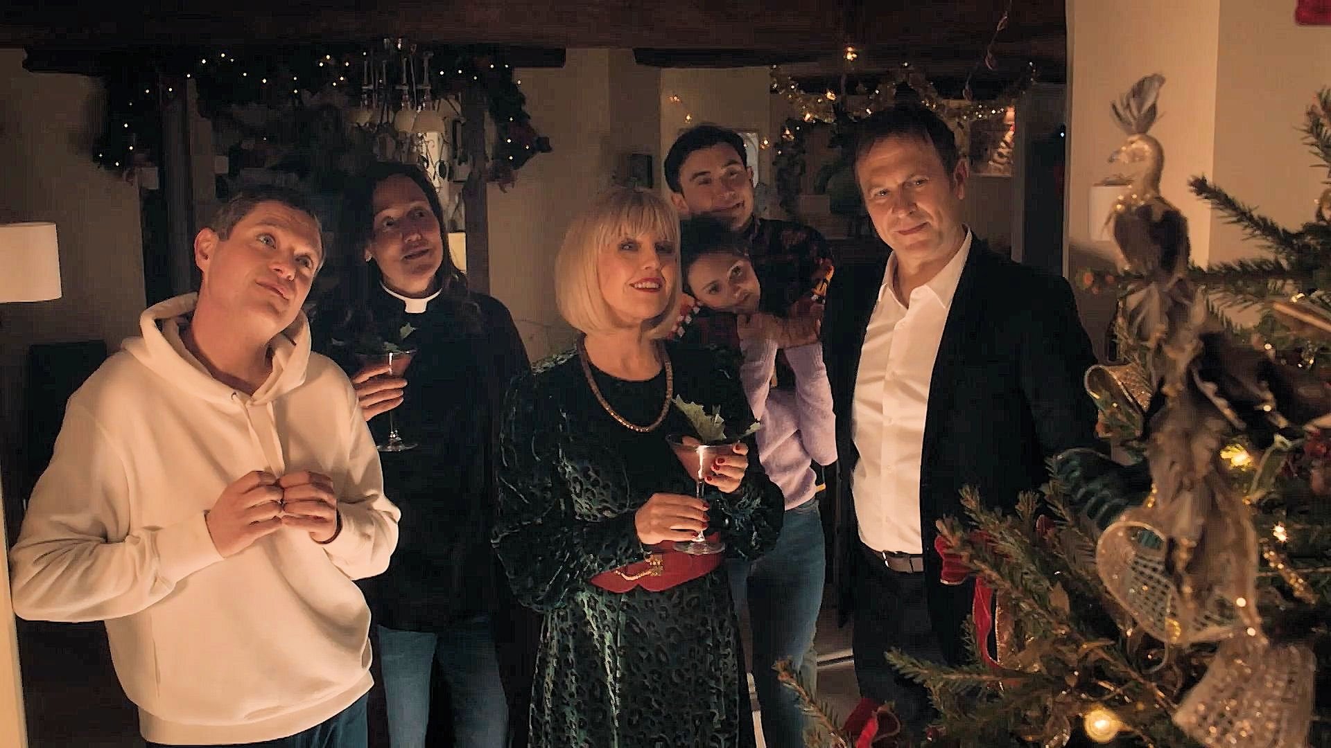 Agatha Raisin 2021  [S04E01] - Kissing Christmas Goodbye
