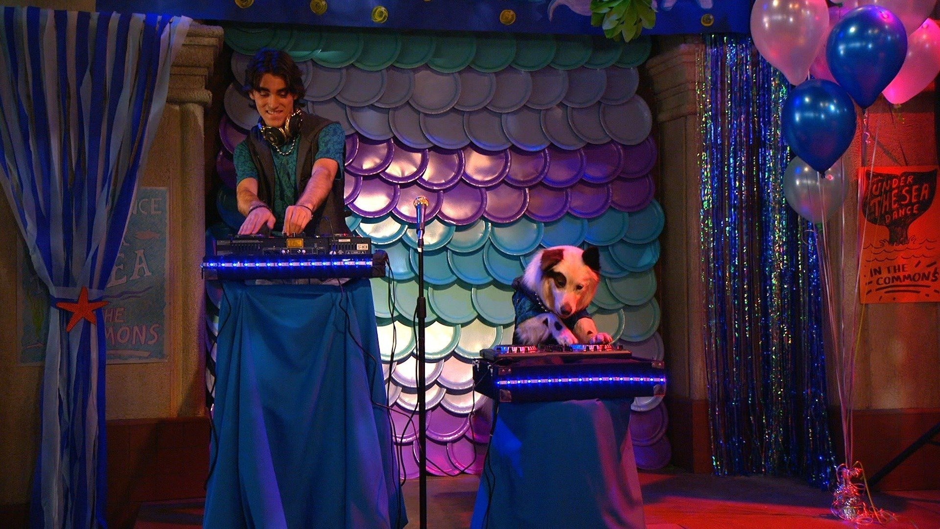Dog with a Blog 2013  [S02E23] - Karl Finds Out Stan's Secret