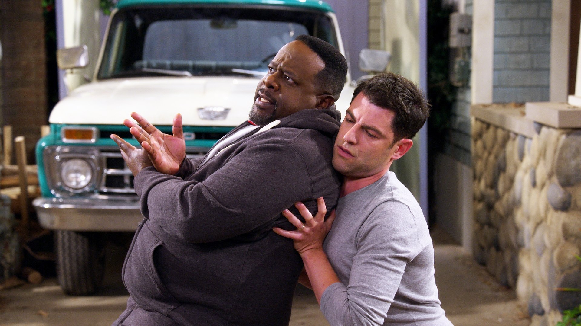 The Neighborhood 2018  [S01E03] - Welcome to the Spare Key