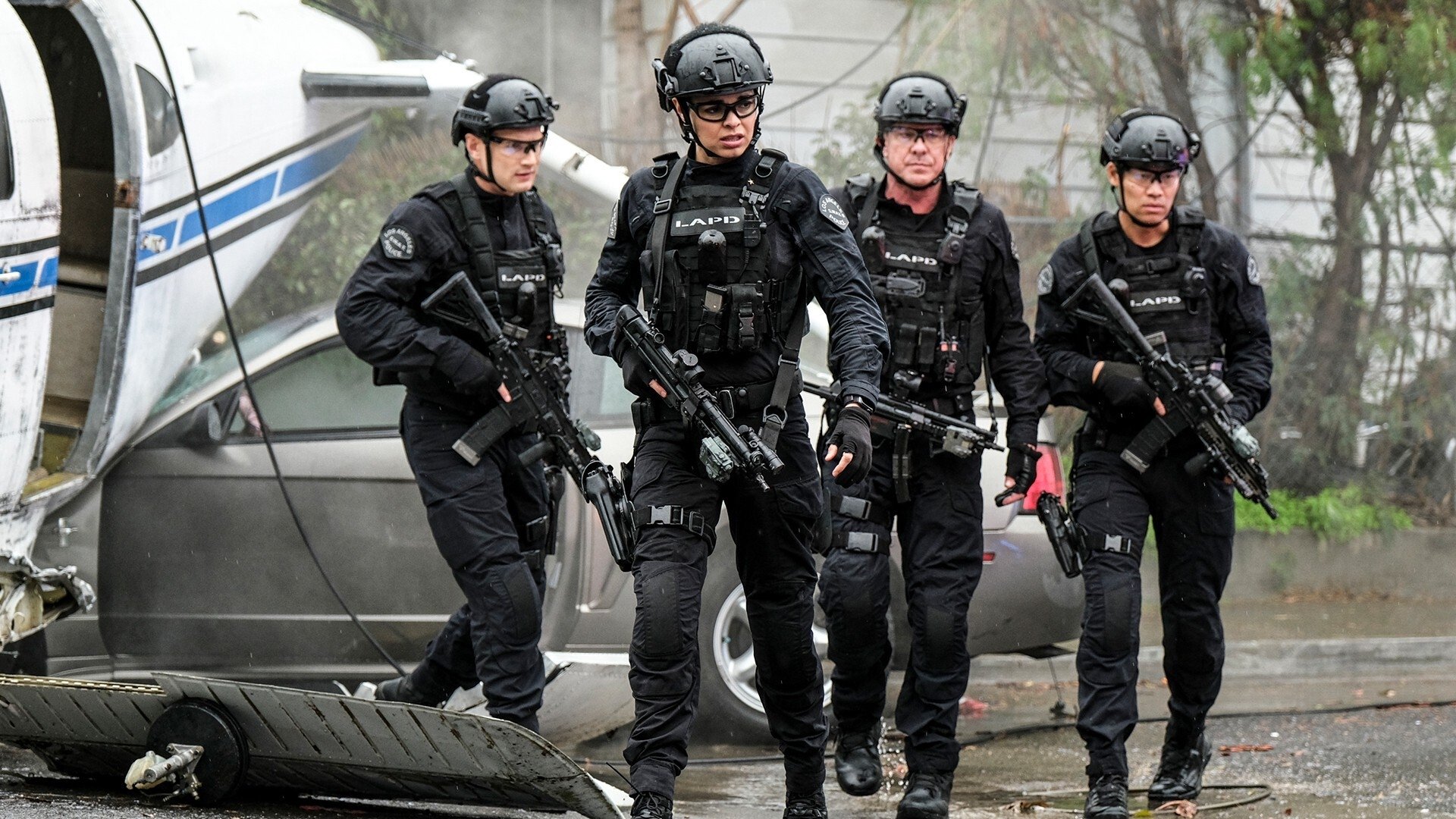 S.W.A.T. 2020  [S04E01] - 3 Seventeen Year Olds (1)
