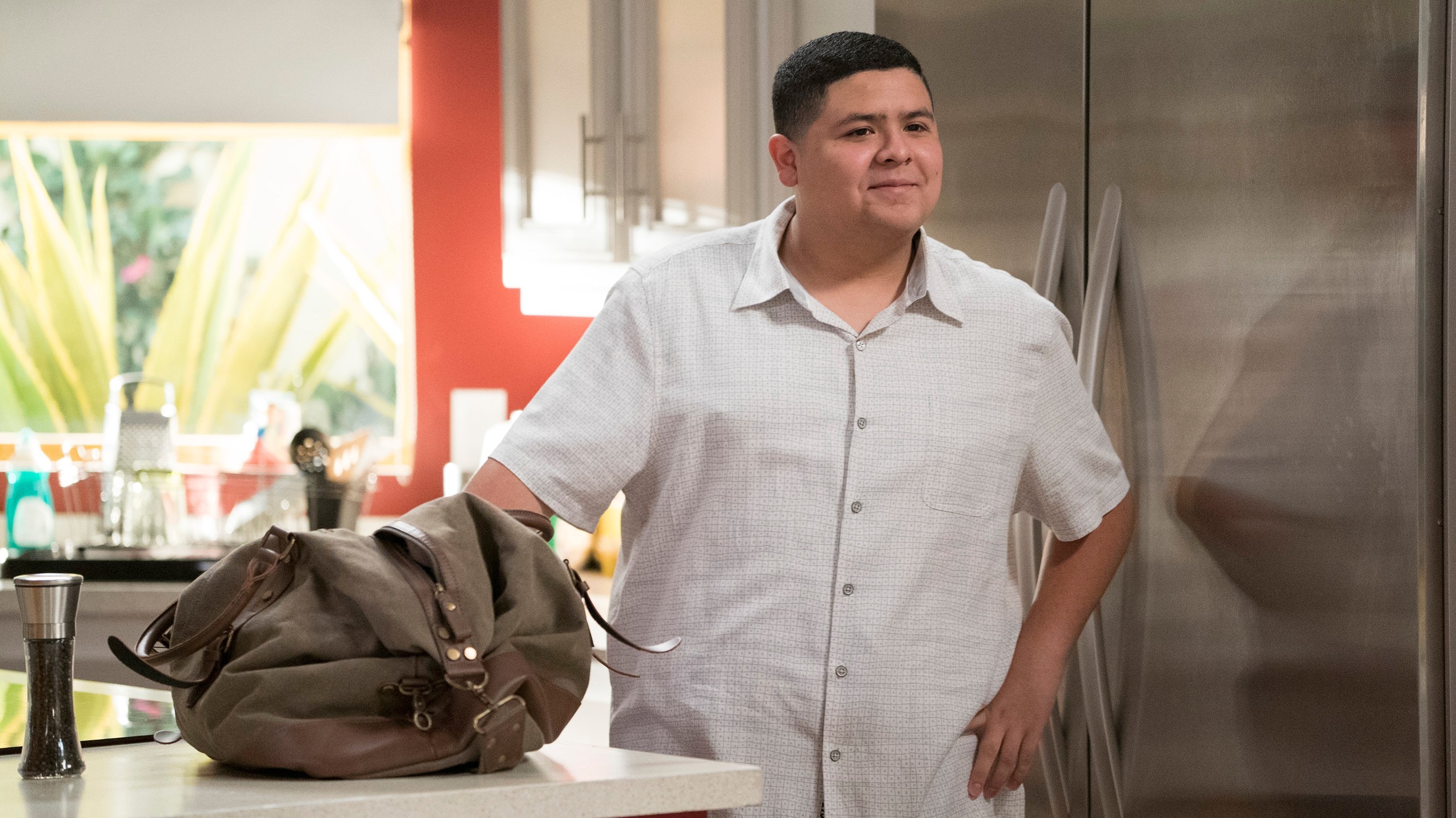 Modern Family 2017  [S09E10] - No Small Feet