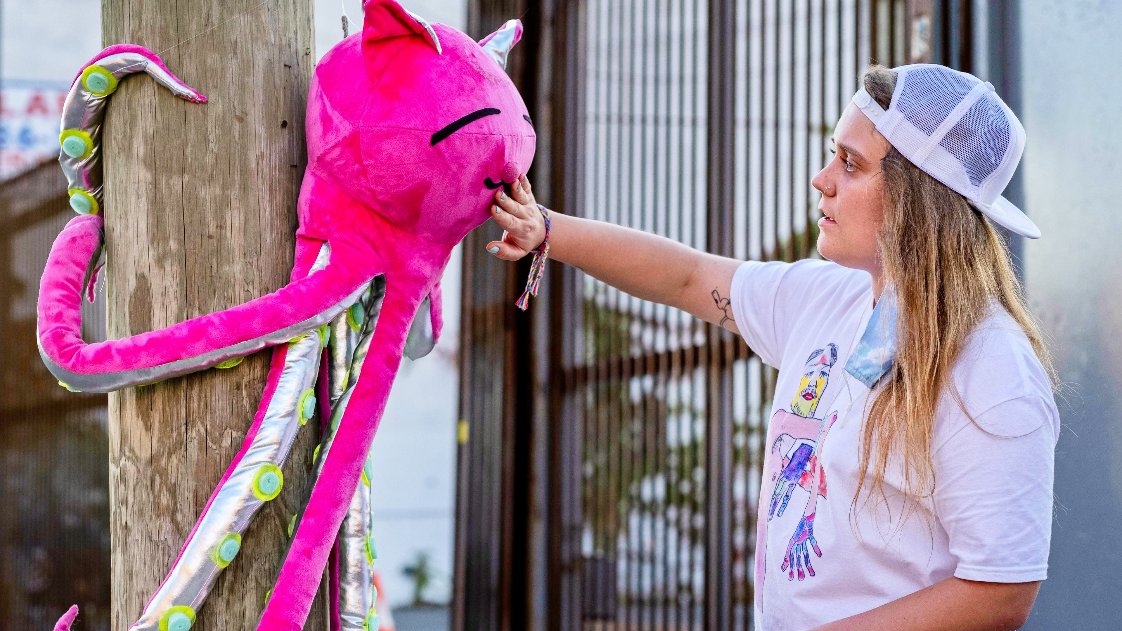 Betty 2021  [S02E01] - Octopussy