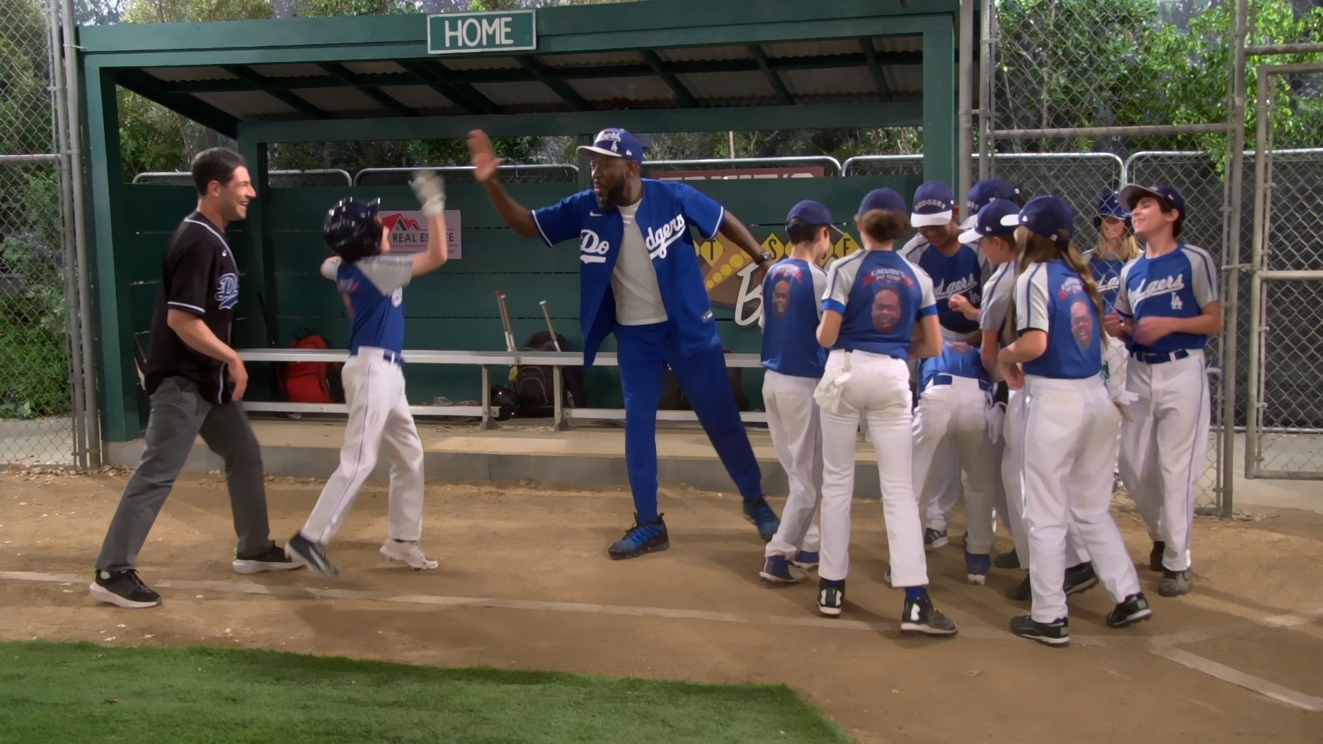 The Neighborhood 2021  [S04E14] - Welcome to the Big Little Leagues