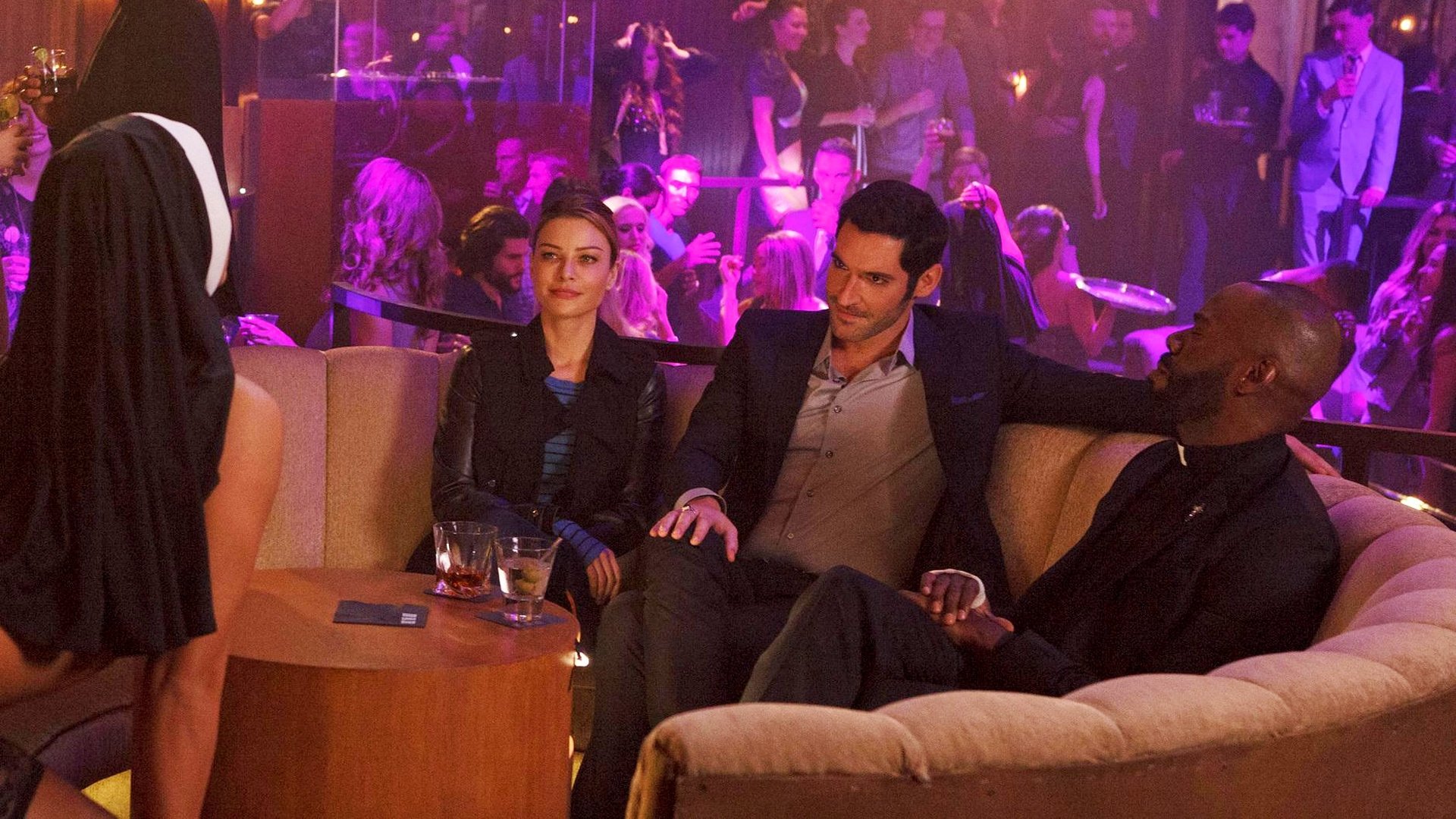 Lucifer 2016  [S01E09] - A Priest Walks Into A Bar