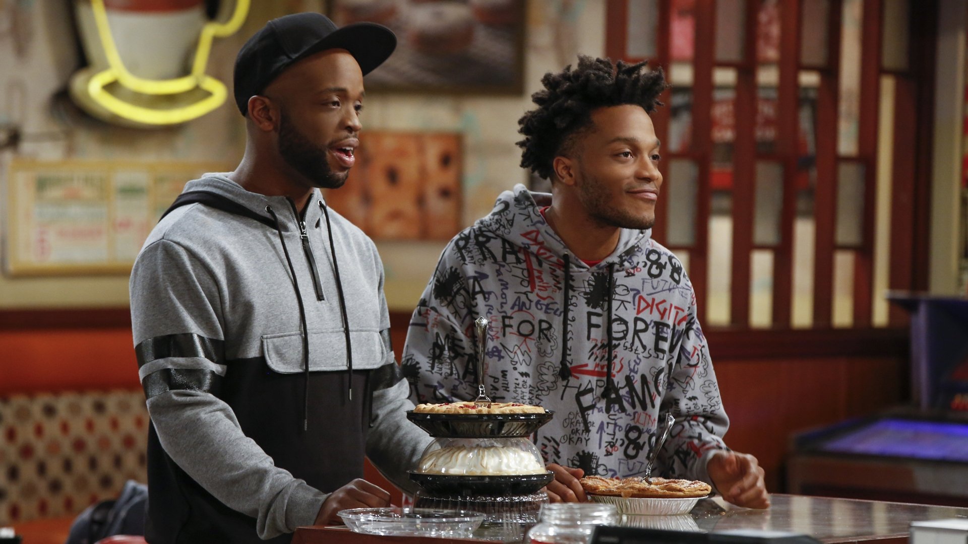 Superior Donuts 2017  [S01E13] - Secrets and Spies