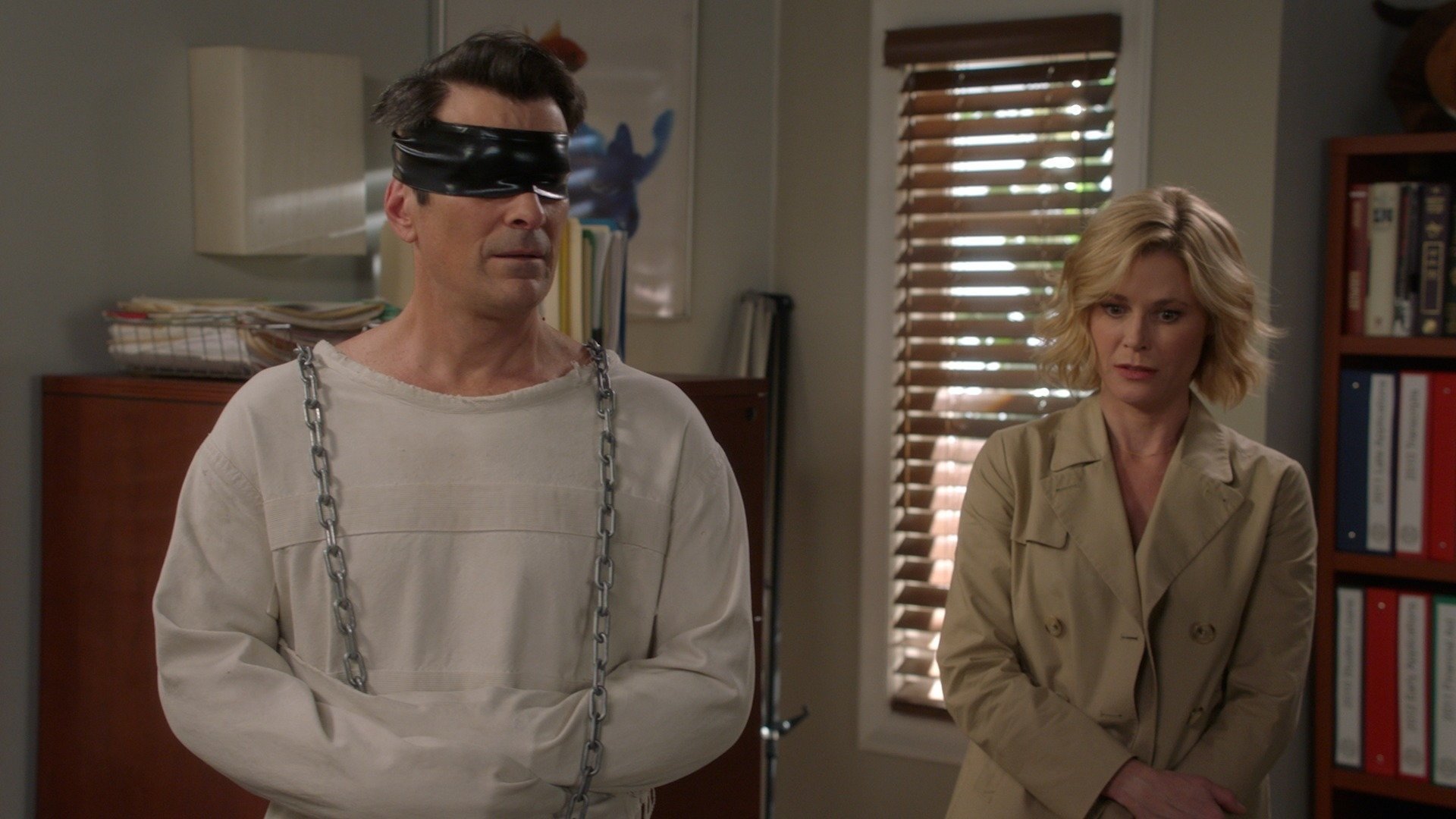 Modern Family 2016  [S08E17] - Pig Moon Rising