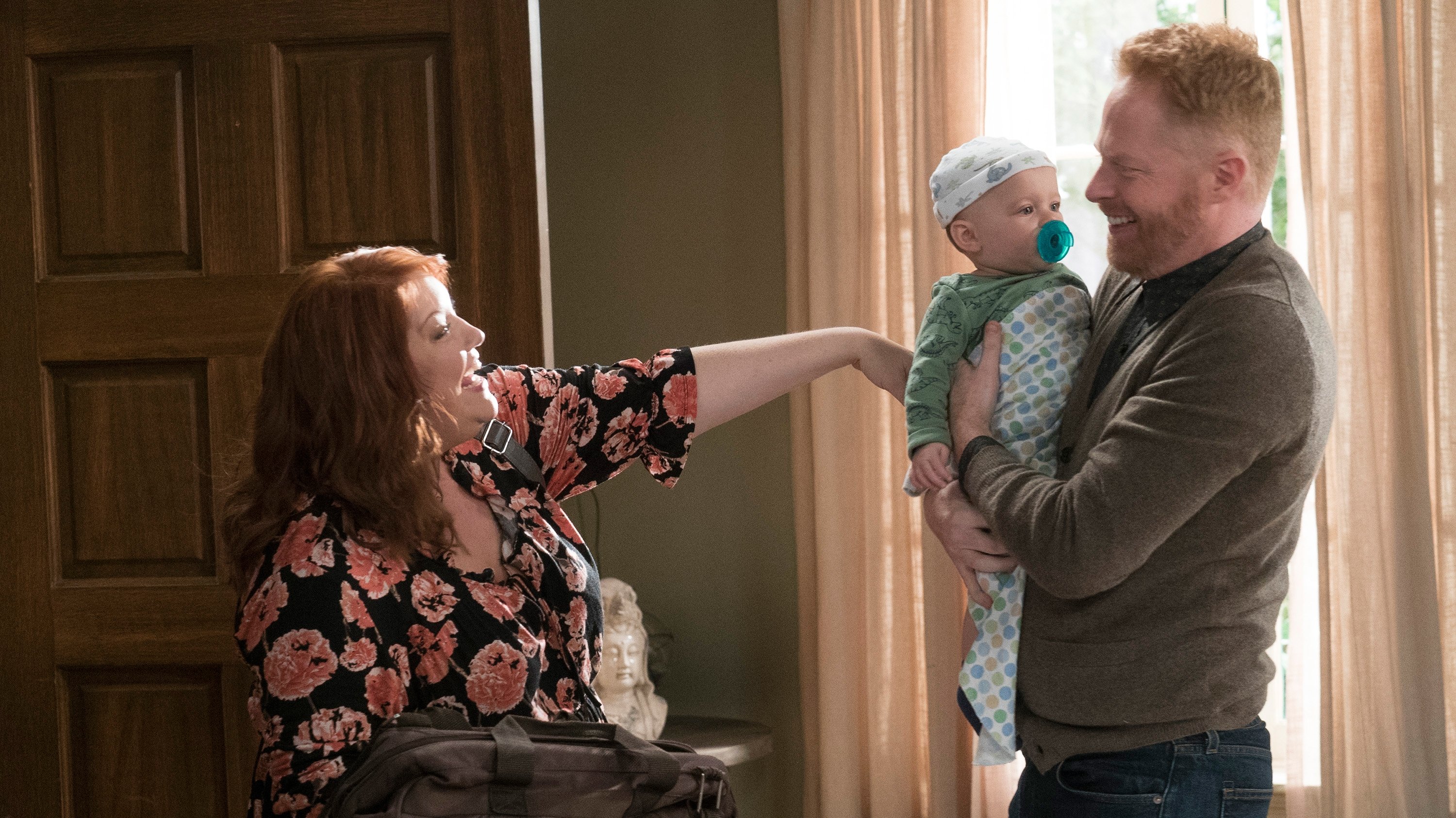 Modern Family 2017  [S09E09] - Tough Love