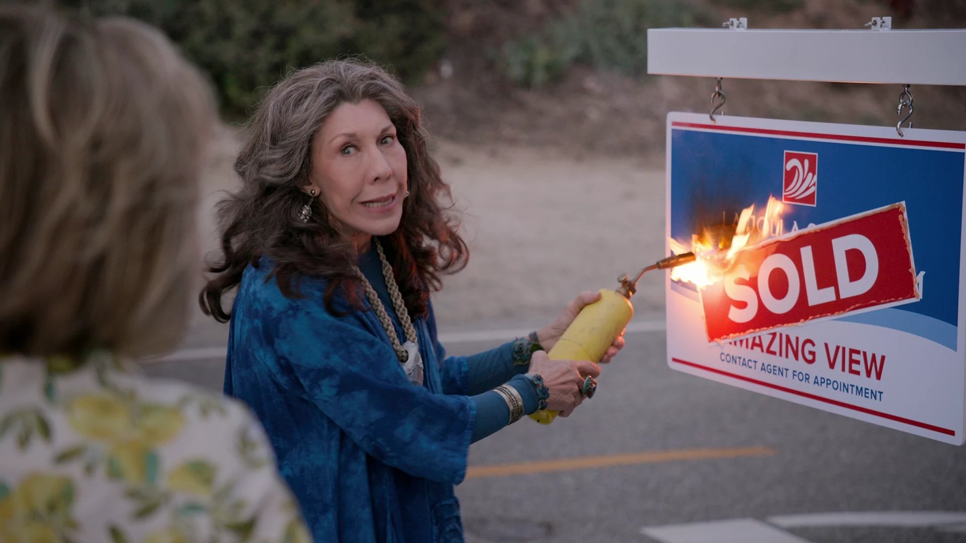 Grace and Frankie 2019  [S05E01] - The House