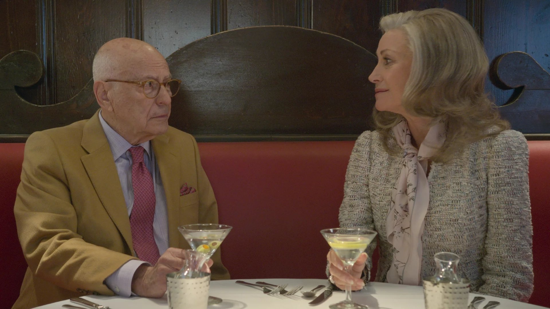 The Kominsky Method 2019  [S02E06] - Chapter 14. A Secret Leaks, a Teacher Speaks
