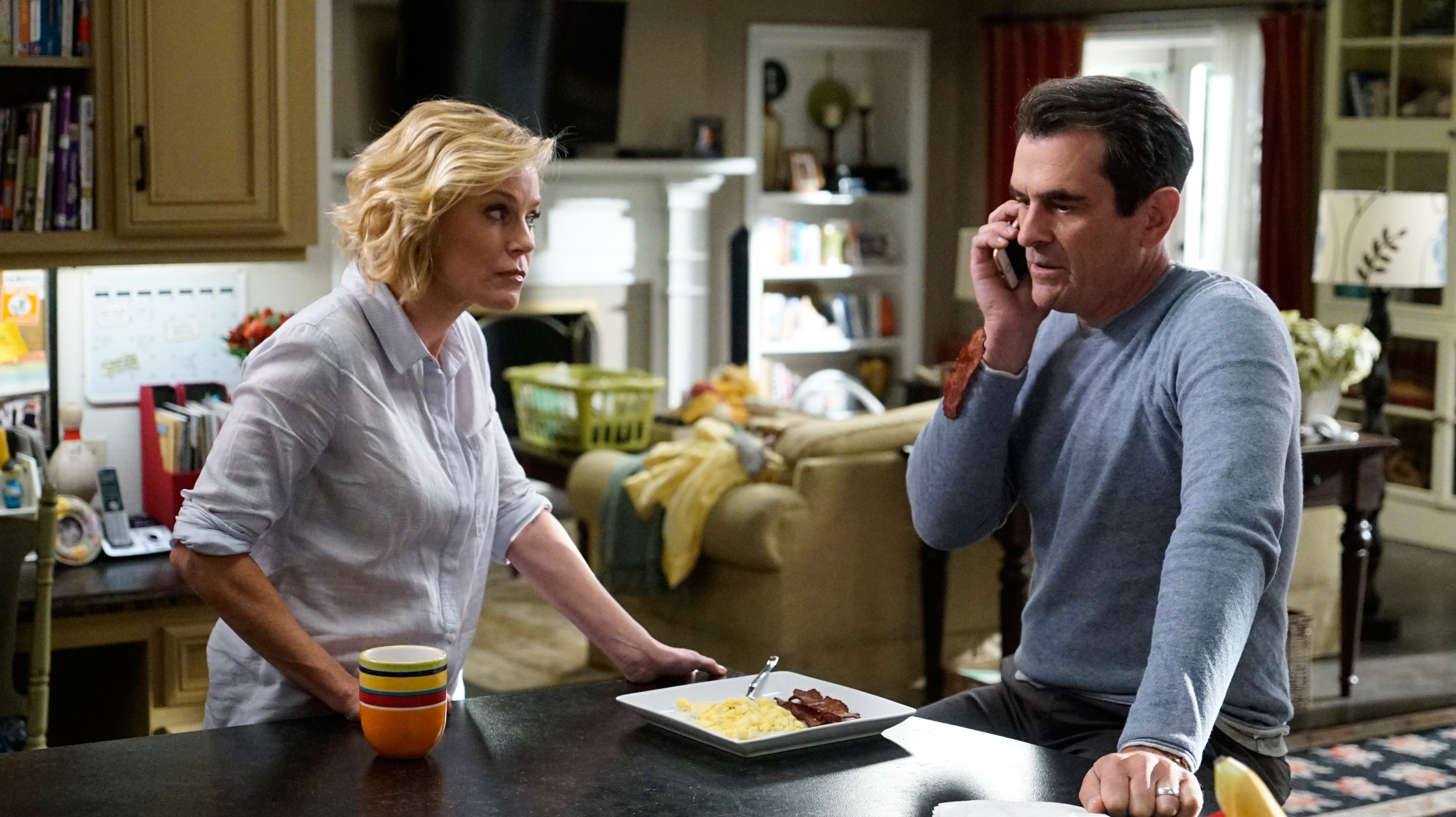 Modern Family 2019  [S11E08] - Tree's a Crowd