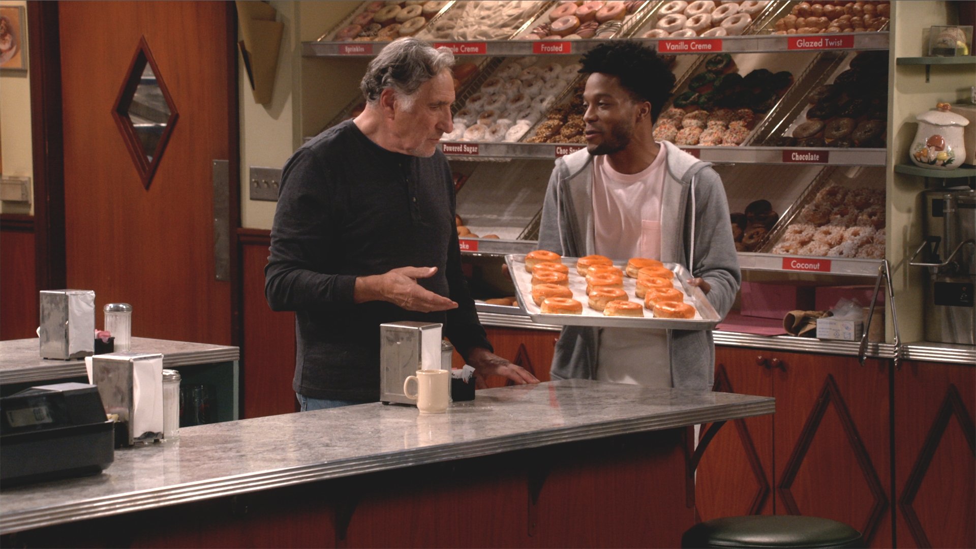 Superior Donuts 2017  [S01E02] - What’s the Big Idea?