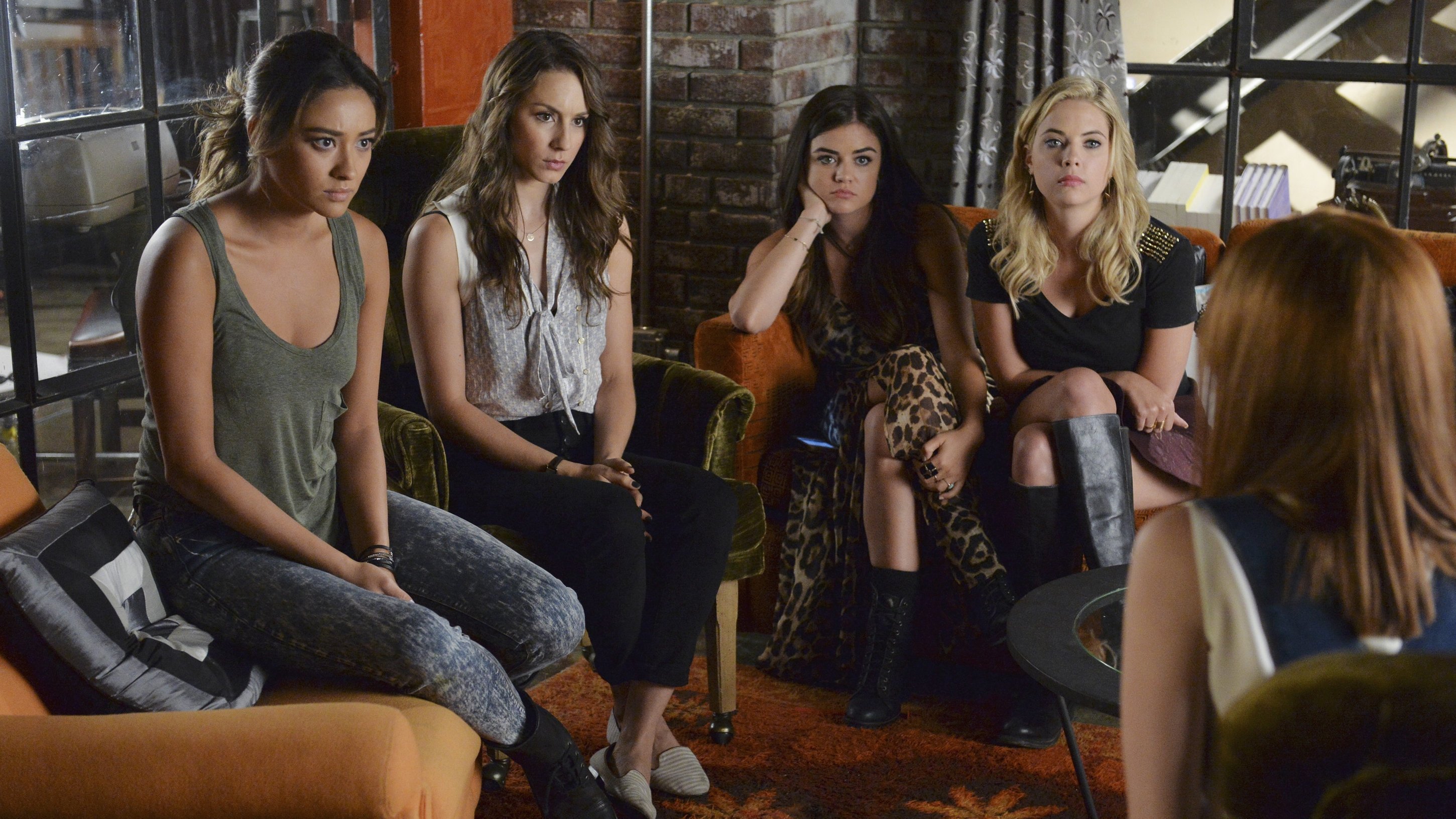 Pretty Little Liars 2014  [S05E19] - Oh, What Hard Luck Stories They All Hand Me