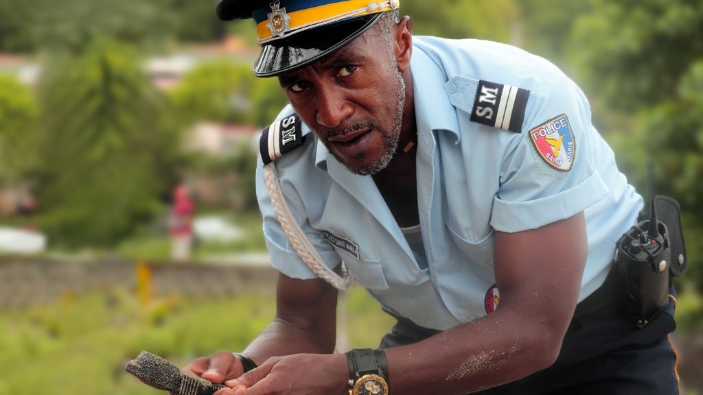 Death in Paradise 2011  [S01E06] - An Unhelpful Aid
