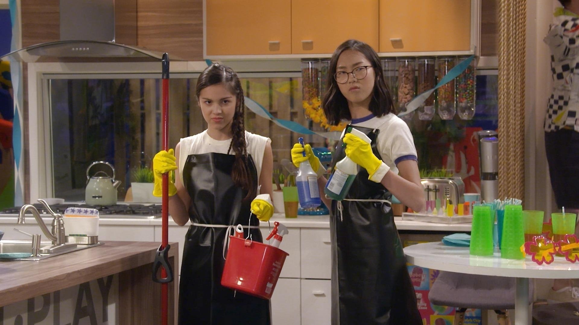Bizaardvark 2018  [S03E03] - House Moms