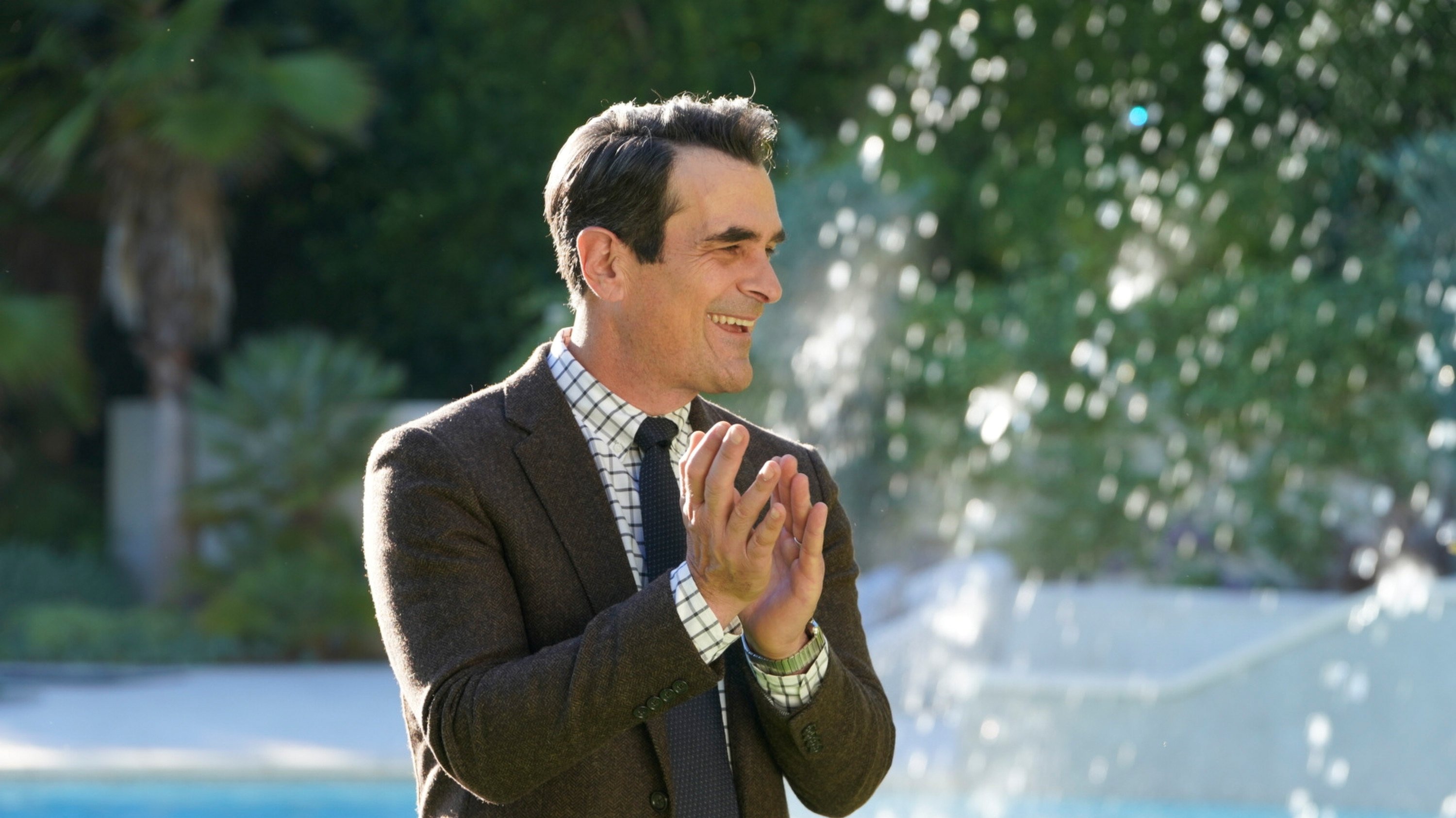 Modern Family 2018  [S10E14] - We Need to Talk About Lily