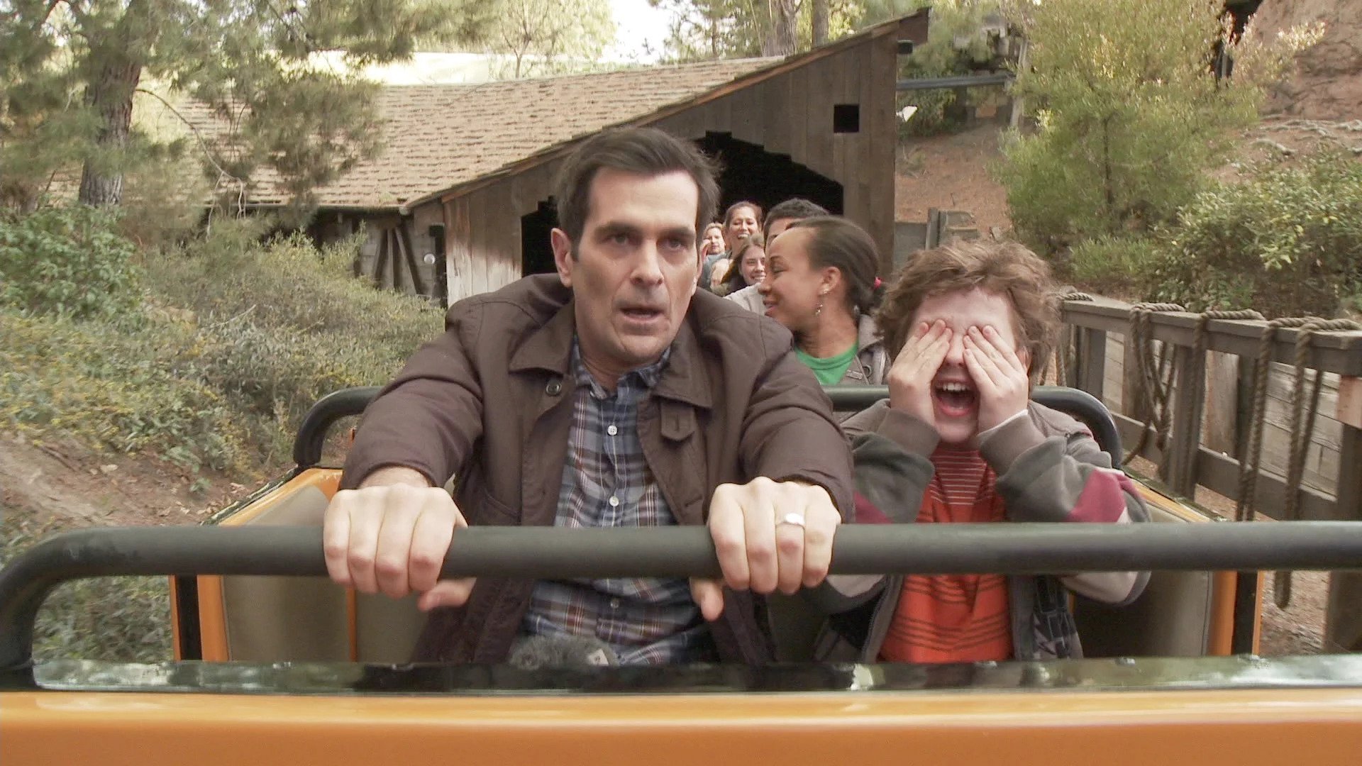 Modern Family 2011  [S03E22] - Disneyland