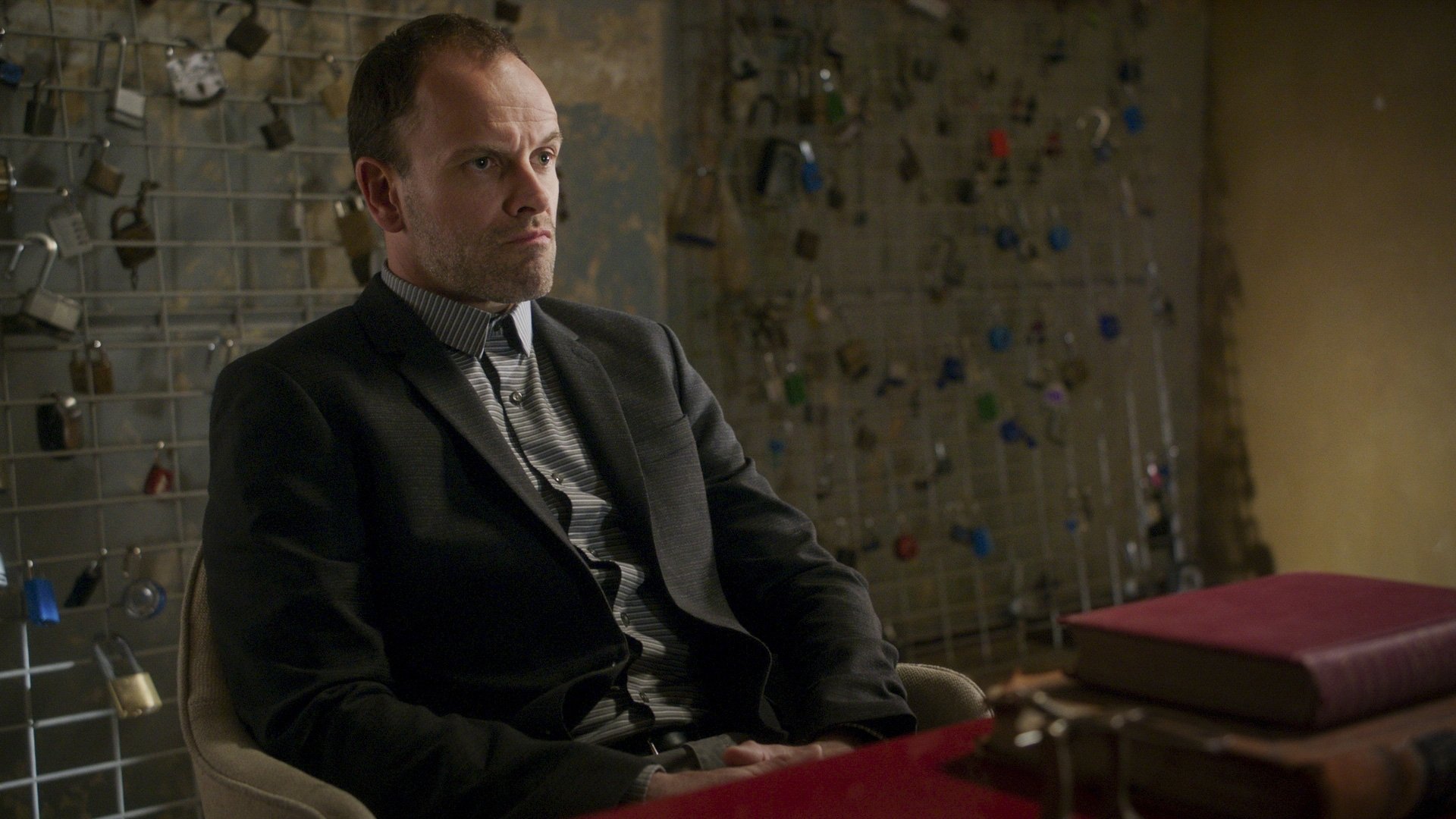 Elementary 2016  [S05E24] - Hurt Me, Hurt You