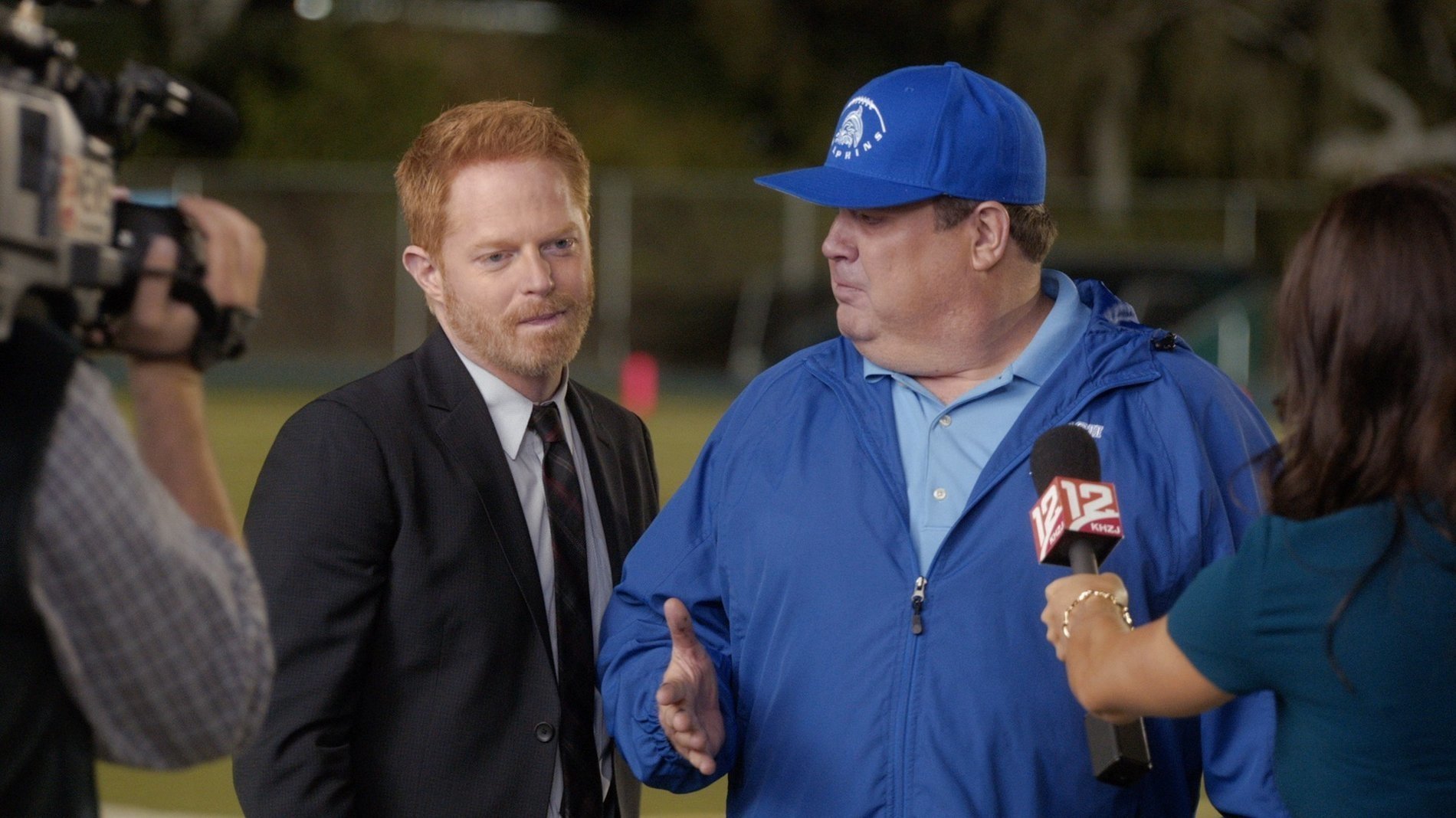 Modern Family 2014  [S06E07] - Queer Eyes, Full Hearts