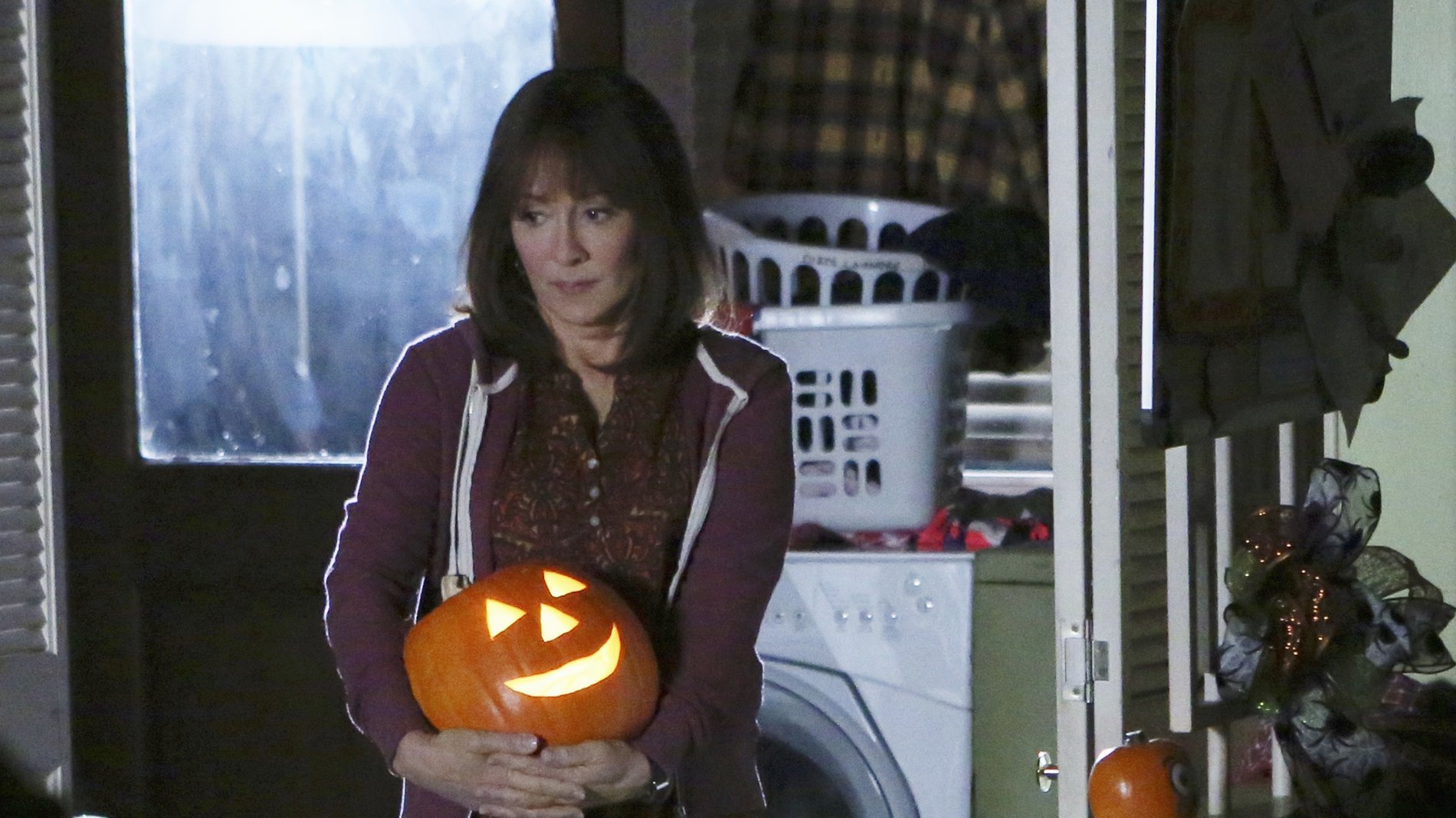 The Middle 2013  [S05E05] - Halloween IV: The Ghost Story