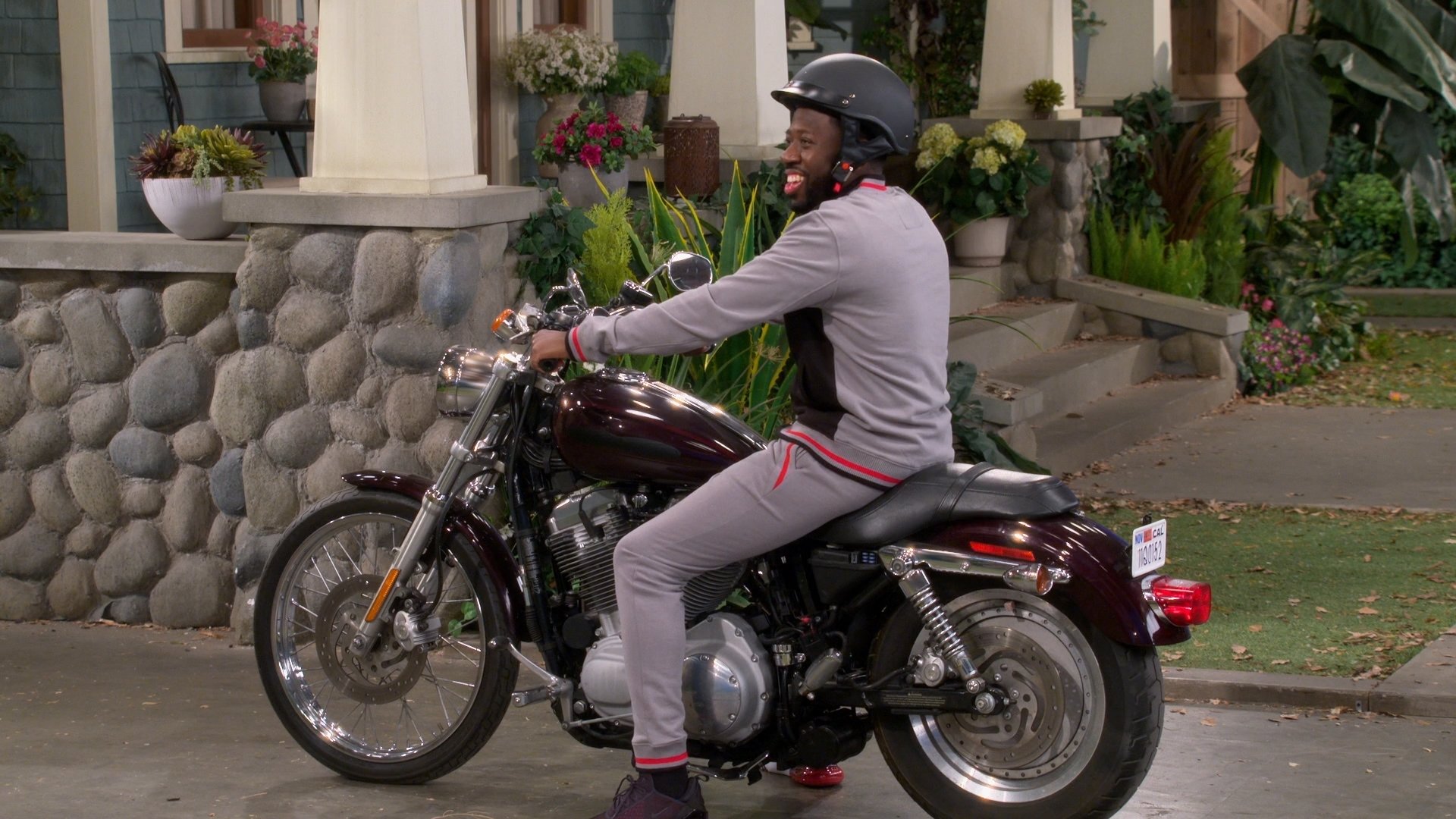 The Neighborhood 2020  [S03E07] - Welcome to the Motorcycle