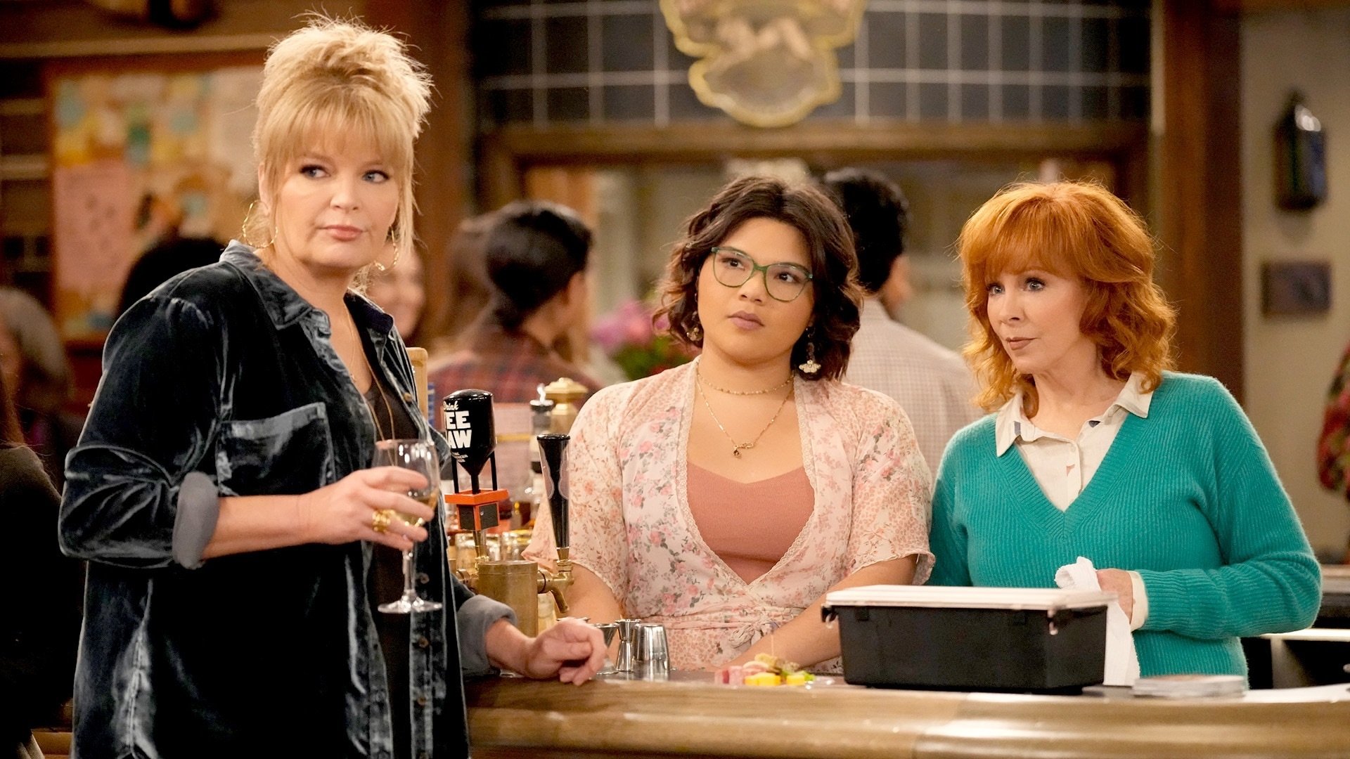 Happy's Place 2024  [S01E05] - Ladies' Night