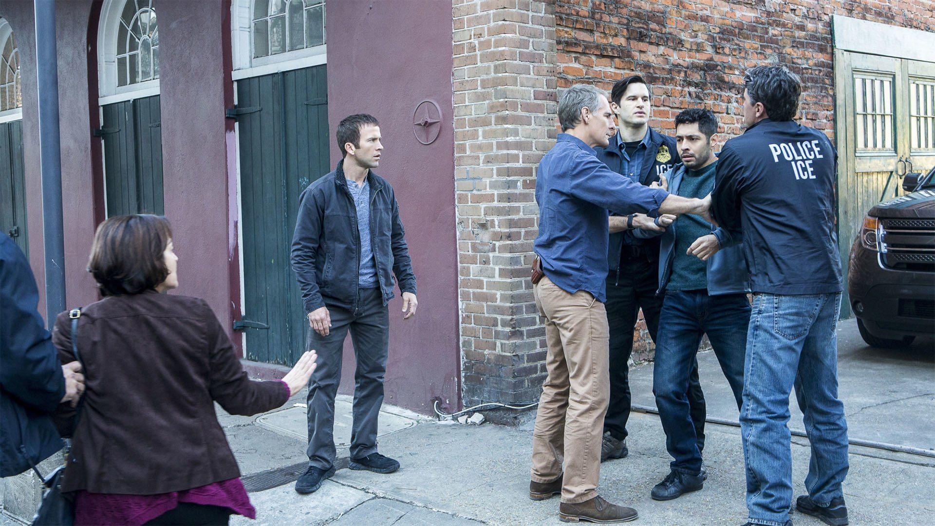 NCIS: New Orleans 2015  [S02E13] - Undocumented